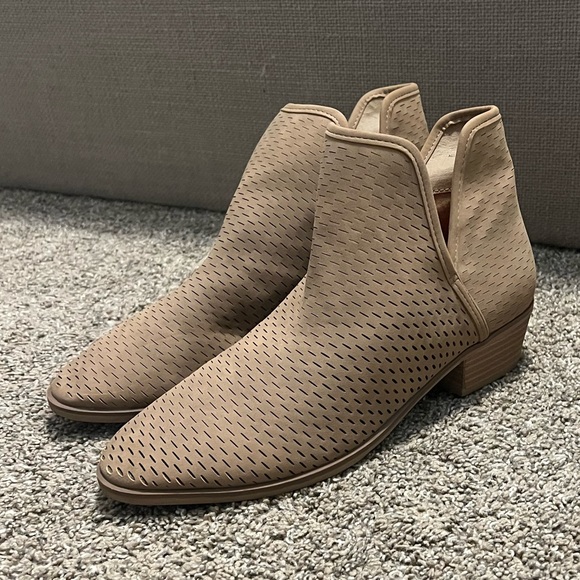 Tan bootie size 10 - Picture 2 of 2